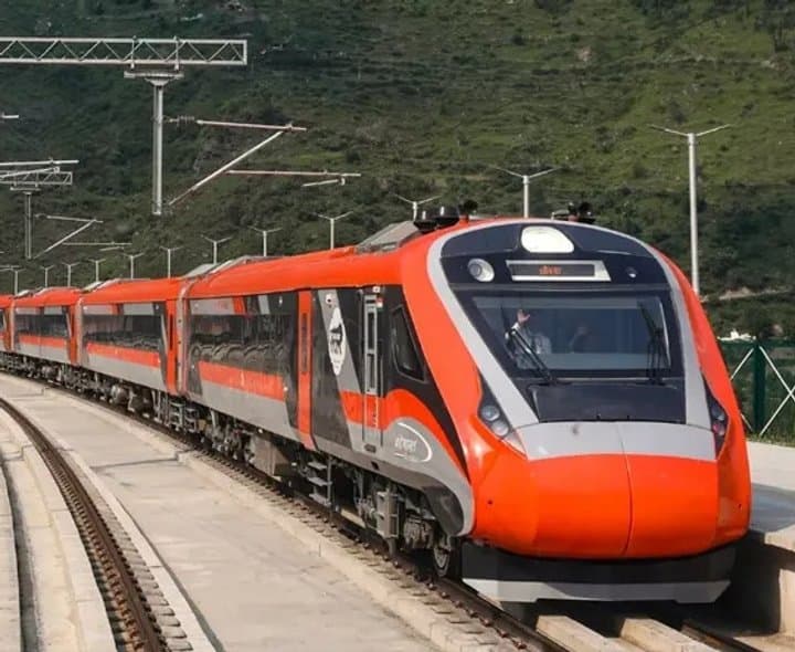 వందే భారత్‌ రైళ్లతో రైల్వేకు భారీ ఆదాయం
