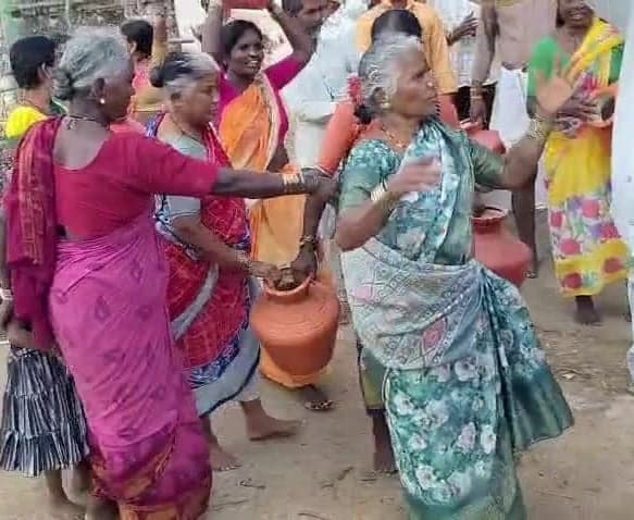 ఖాళీ బిందెలతో మహిళల నిరసన - Udayam