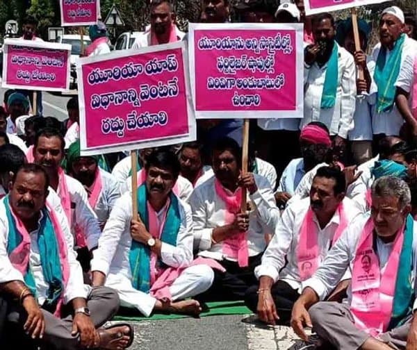 యూరియా యాప్ రద్దు చేయాలని మాజీ మంత్రి ధర్నా