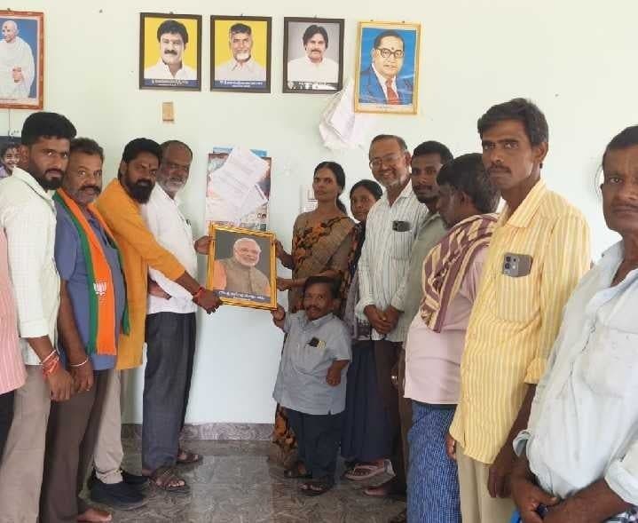 ప్రధాని ఫోటో తప్పనిసరి