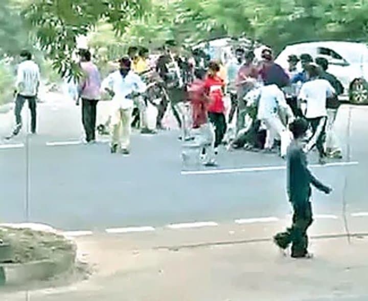 మారికవలసలో యువకుల వీరంగం