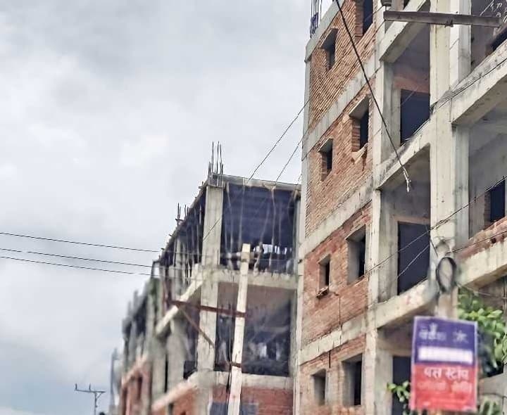 అక్రమ నిర్మాణాలపై స్థానికుల ఆరోపణలు - Udayam