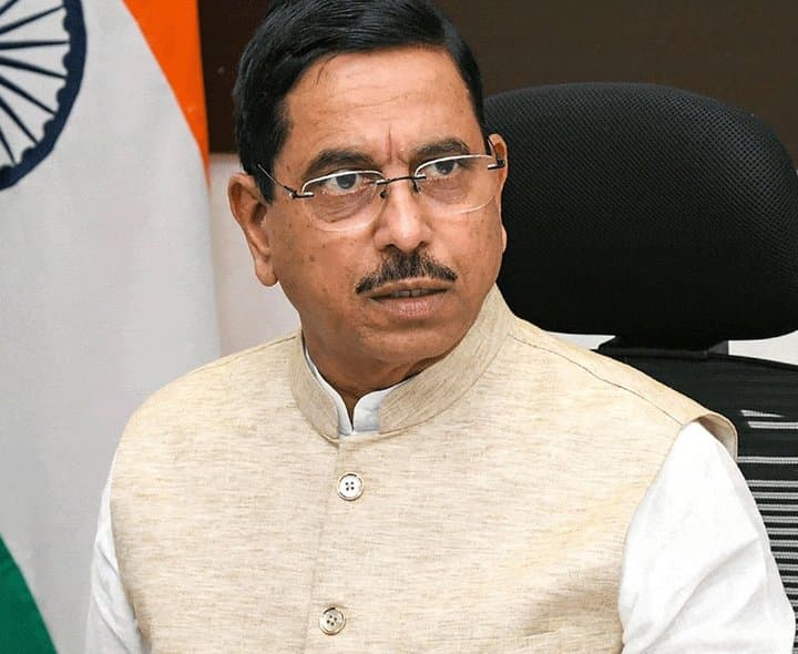 విద్యాశాఖ కొత్త మంత్రిగా ప్రహ్లాద్‌ జోషి బాధ్యతలు - Udayam Digital