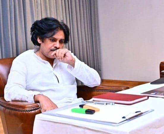 మత్స్యకారులు, చేనేతలకు తుపాను పరిహారం ఇవ్వాలి: పవన్ కళ్యాణ్