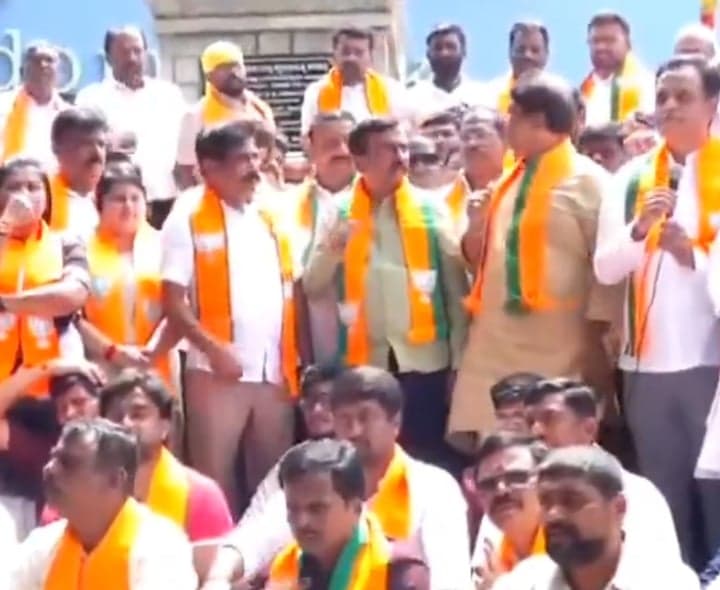 ఖర్గే వ్యాఖ్యలకు నిరసనగా బెంగళూరులో బీజేపీ ఆందోళన