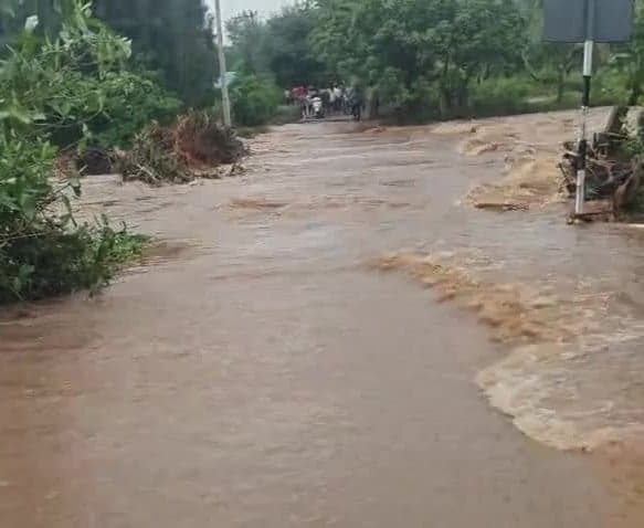వాగు ఉద్ధృతితో రాకపోకలకు అంతరాయం - Udayam