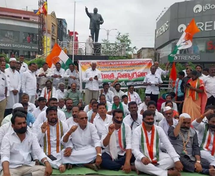 ఖర్గేను అవమానించారంటూ కాంగ్రెస్‌ ఆందోళన