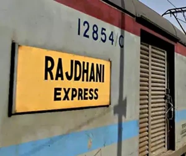 రాజధాని రైలు బిర్యానీలో ఈగ: క్యాటరింగ్ సంస్థకు రూ.లక్ష జరిమానా - Udayam Digital