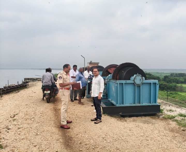 వెలుగోడులో గేట్ల భద్రతపై ఎస్‌ఐ పరిశీలన - Udayam