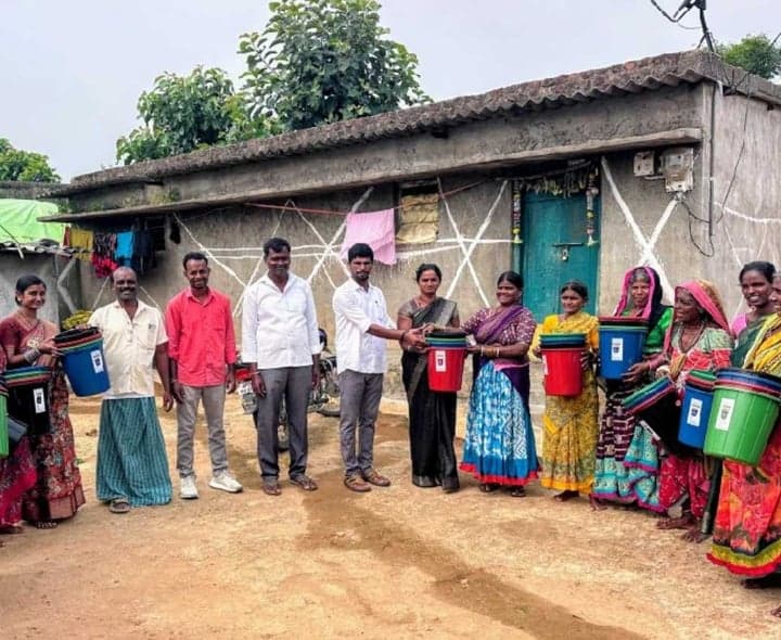 నాలుగు రకాల చెత్తబుట్టల పంపిణీ - Udayam