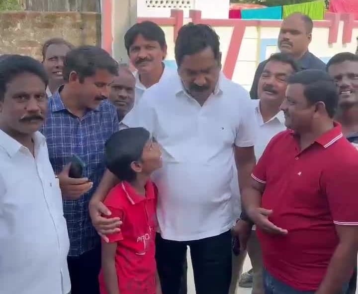 విద్యార్థులకు ఎమ్మెల్యే నాగరాజు సూచనలు - Udayam