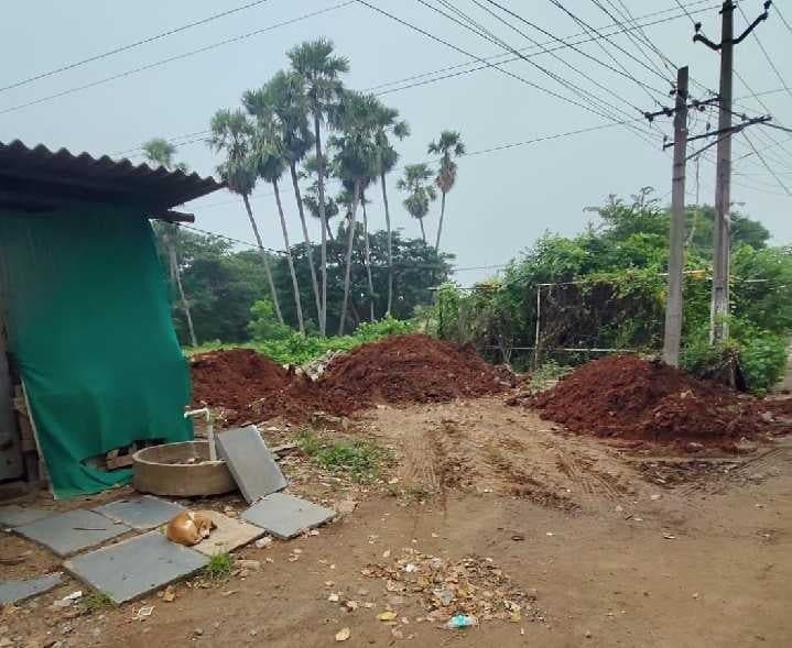 నిడమానూరులో రోడ్డు ఆక్రమణలపై ఆందోళన - Udayam