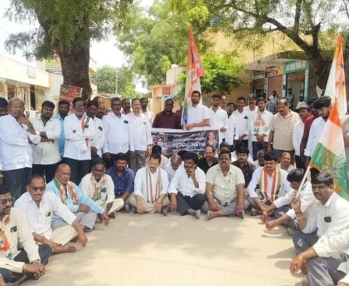 రాహుల్ గాంధీ అరెస్టుకు నిరసనగా నల్ల బ్యాడ్జీలతో కాంగ్రెస్ ధర్నా