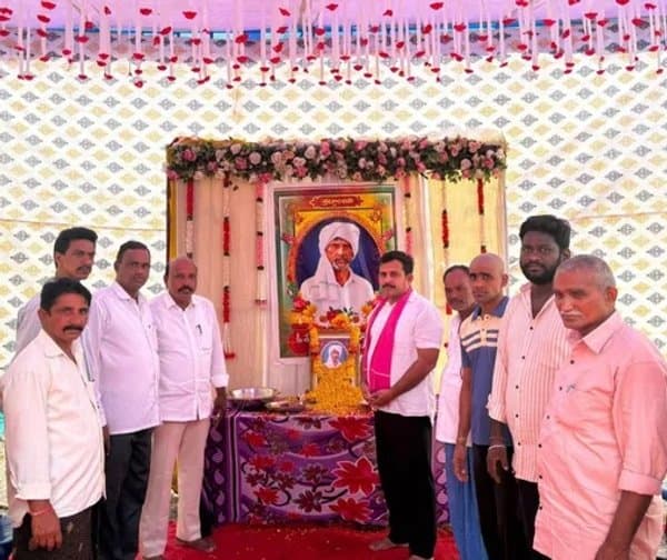 రాందాస్ చిత్రపటానికి నివాళి