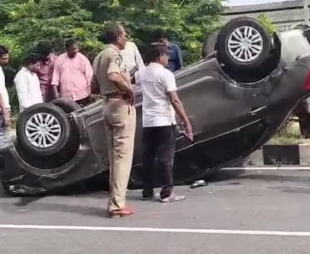 కీసర టోల్ ప్లాజా సమీపంలో కారు బోల్తా - Udayam