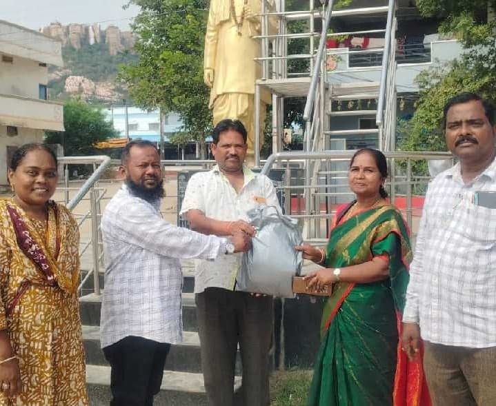 నిజాయితీ చాటిన ఆటో డ్రైవర్ 