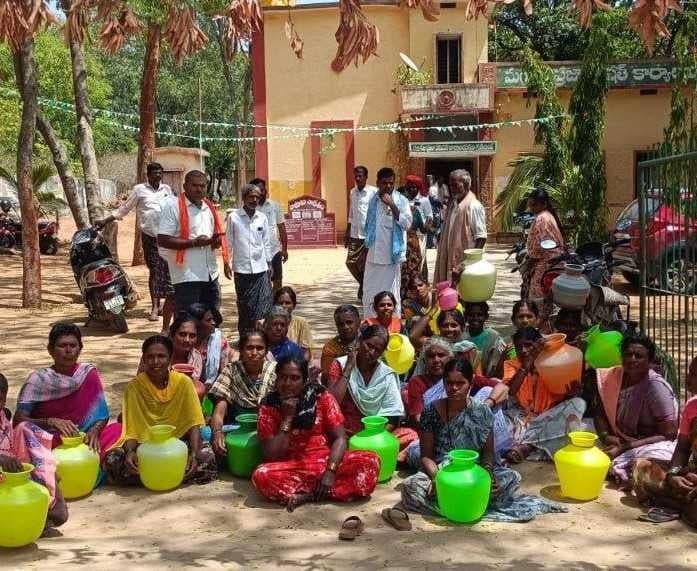 గుడిబండలో మహిళల ధర్నా - Udayam