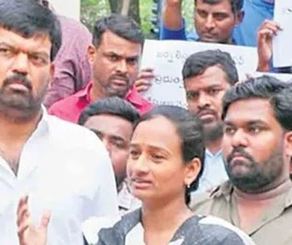 జర్నలిస్ట్ కేవీఆర్ భార్యపై కేసు