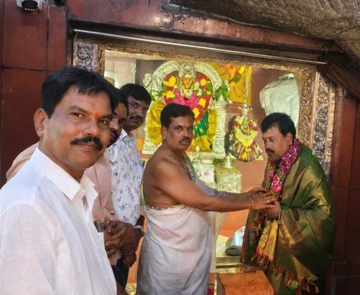 ఏడుపాయల దుర్గమ్మను దర్శించుకున్న డీఈవో రాజు
