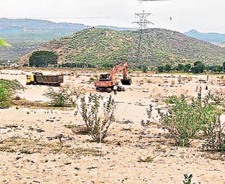 పులివెందులలో అక్రమ గనుల తవ్వకాలపై ఆరోపణలు