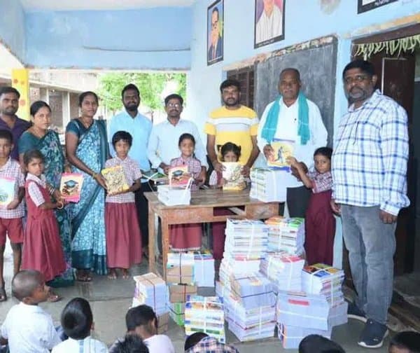 పాఠశాలకు మాజీ సర్పంచ్ సరోజన చేయూత