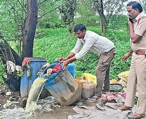 గుడుంబా తయారీ.. పోలీసుల నిఘా