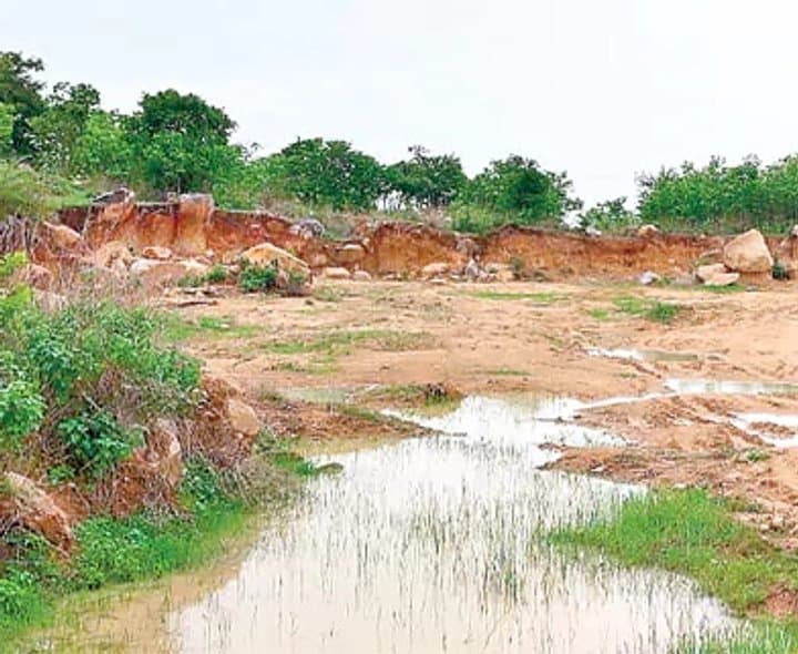 రాంపల్లిలో కబ్జా కోరల్లో బురుజు గుట్ట