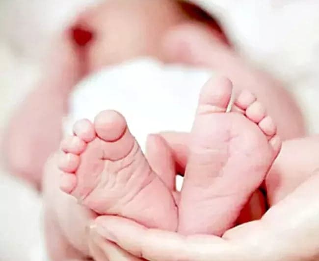 ఆర్టీసీ బస్సులో మహిళ ప్రసవం