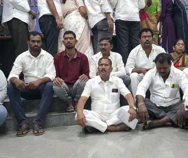 చింతకుంటలో ప్రీ ప్రైమరీ పాఠశాల కోసం నేలపై బైఠాయించి నిరసన! - Udayam Digital