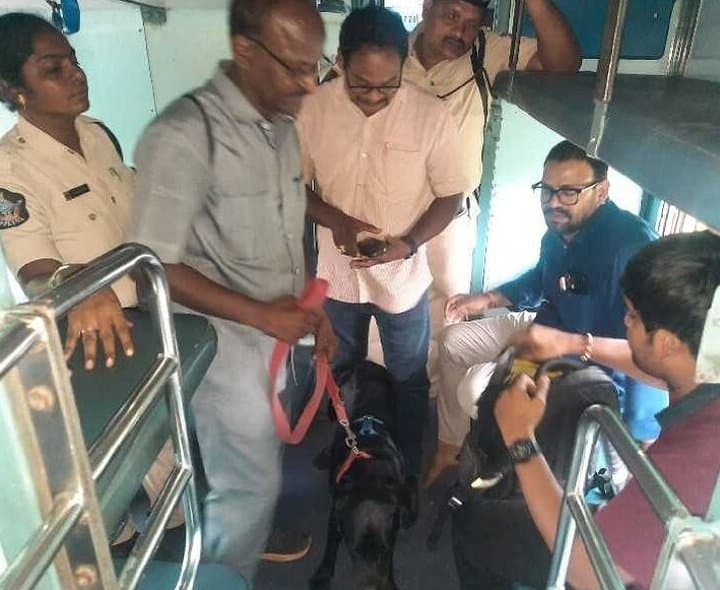 డాగ్ స్క్వాడ్‌తో ఎక్స్‌ప్రెస్ రైలులో తనిఖీలు