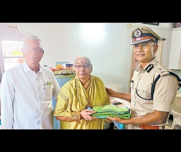 రిటైర్మెంట్ వేళ.. గురువుకు పాదాభివందనం - Udayam Digital