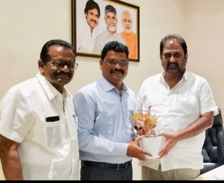 MLA దాట్లను కలిసిన ప్రత్యేక అధికారి - Udayam