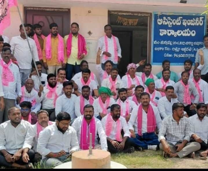 తుర్కపల్లిలో విద్యుత్‌ సమస్యలపై బీఆర్‌ఎస్‌ ధర్నా - Udayam