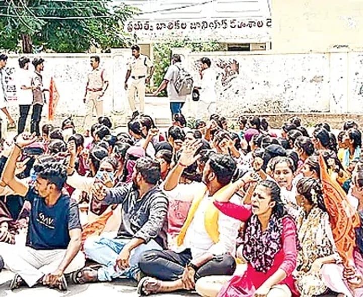 విద్యార్థినులపై అధ్యాపకుడి అసభ్యత
