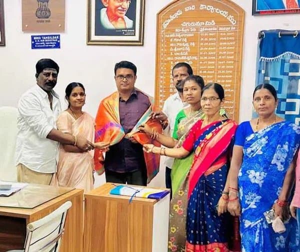 చిగురుమామిడిలో అధికారులకు సన్మానం