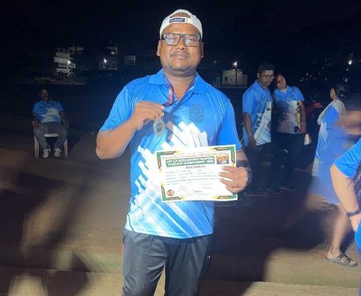 పతకాలతో మెరిసిన గిరిజన క్రీడాకారుడు - Udayam