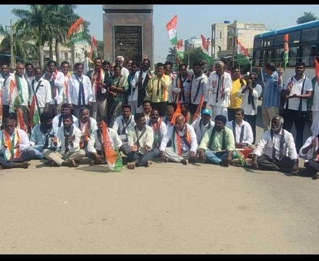 బిక్కనూర్‌లో కాంగ్రెస్‌ నాయకుల నిరసన - Udayam