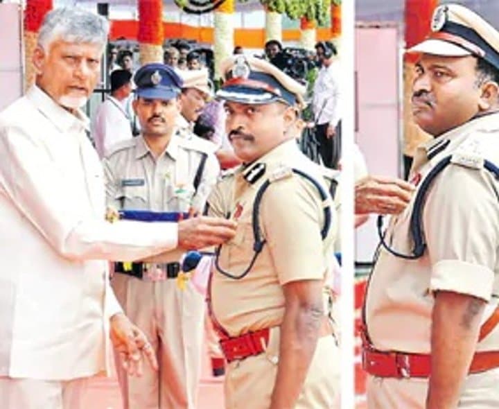 విశిష్ట అధికారులకు పతకాలు