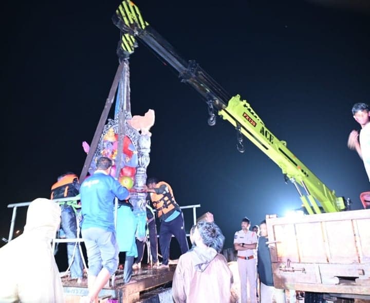 వర్షంలోనూ వినాయక నిమజ్జనాలు - Udayam