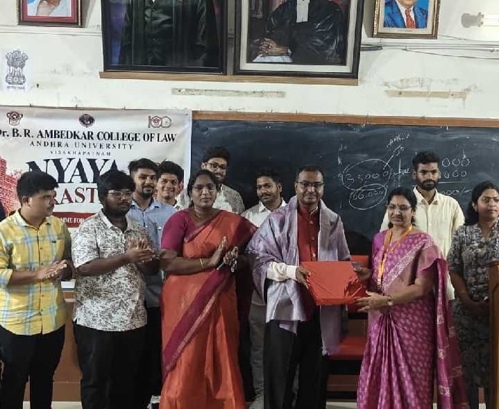విశాఖ న్యాయ కళాశాలలో అవగాహన సదస్సు - Udayam