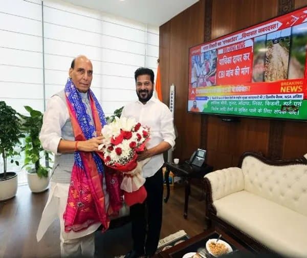రక్షణ మంత్రిని కలిసిన సీఎం: ఆదిలాబాద్ ఎయిర్‌పోర్ట్ కోసం వినతి