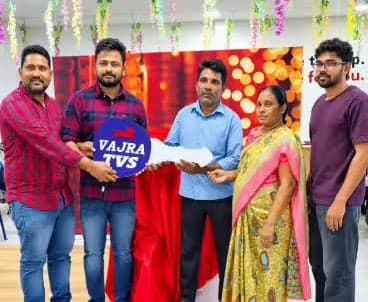నాణేలు దాచిపెట్టి భర్తకు బైక్‌ బహుమతి