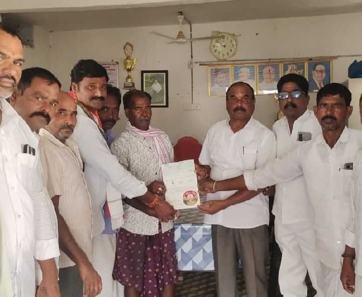 డొంకేశ్వర్‌లో సీఎంఆర్ఎఫ్ చెక్కు పంపిణీ - Udayam