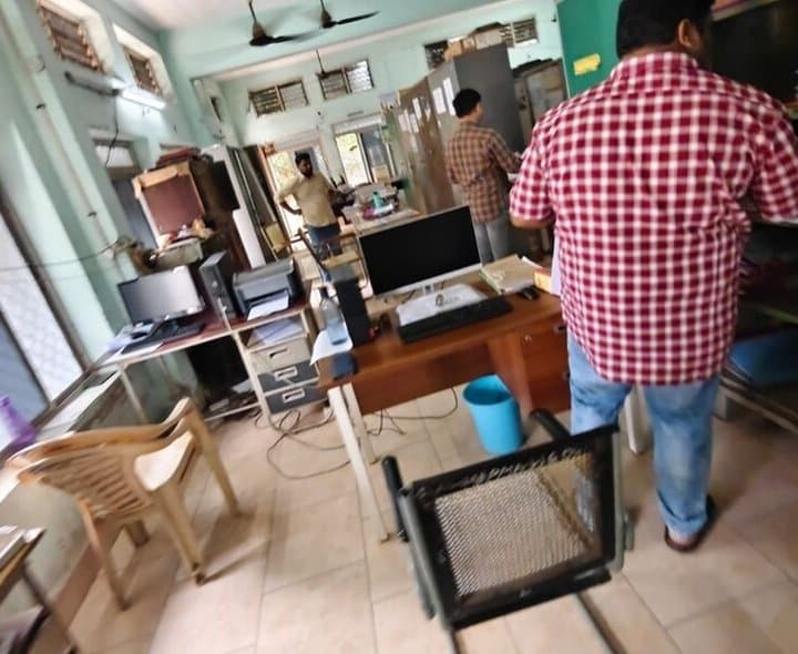 పన్నులు కట్టేందుకు వస్తే.. అధికారులు ఎక్కడ?