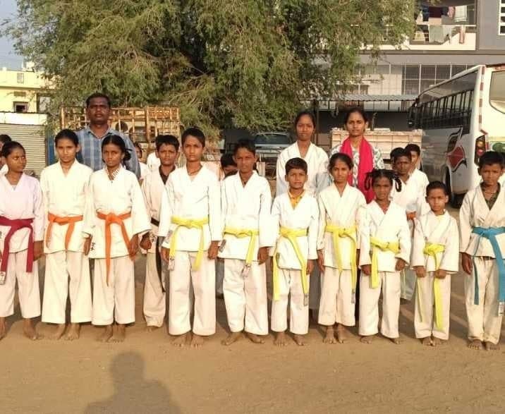 కరాటే లో విద్యార్థుల ప్రతిభ - Udayam