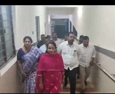 హుజూరాబాద్‌ ఆస్పత్రిలో వైద్యుల గైర్హాజరుపై ఆగ్రహం - Udayam