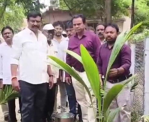 మార్కాపురంలో నిర్వాసితులకు దాణా పంపిణీ - Udayam