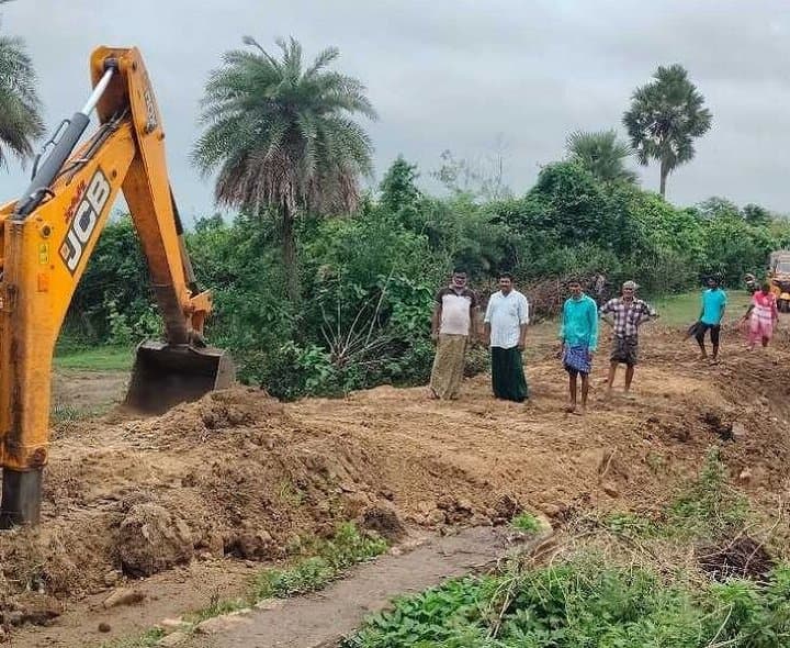 టీడీపీ నాయకుడి సొంత ఖర్చుతో రోడ్డు బాగు - Udayam