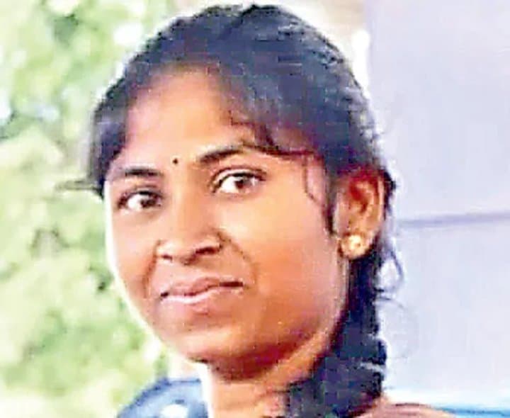 పారిశుద్ధ్య కార్మికురాలిపై పెట్రోల్ దాడి - Udayam