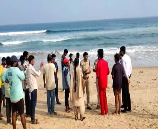 రుషికొండ తీరంలో ముగ్గురు విద్యార్థులు గల్లంతు - Udayam